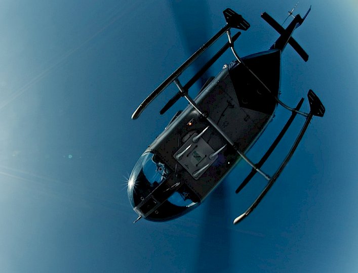 Hubschrauber am Himmel von unten fotografiert
