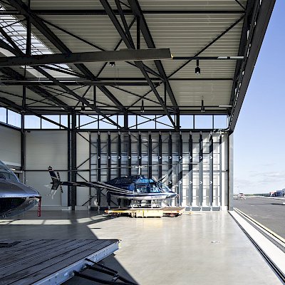 Hubschrauber in einem Hangar