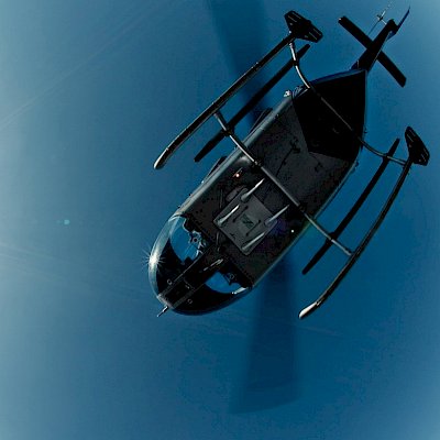 Hubschrauber in der Luft von unten