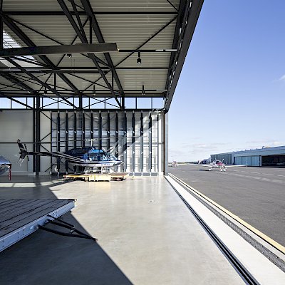 Geöffneter Hangar mit Hubschraubern