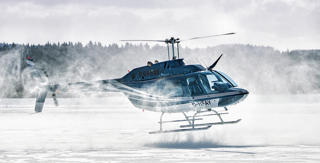 Hubschrauber landet im Schnee