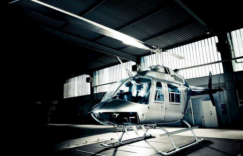 Hubschrauber in dunklem Hangar