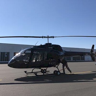Hubschrauber Bell 505 auf Flugfeld