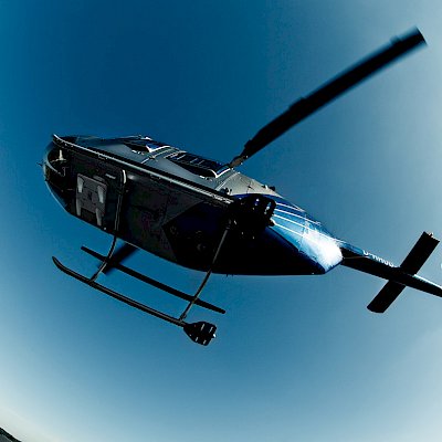 Hubschrauber von unten vor blauem Himmel